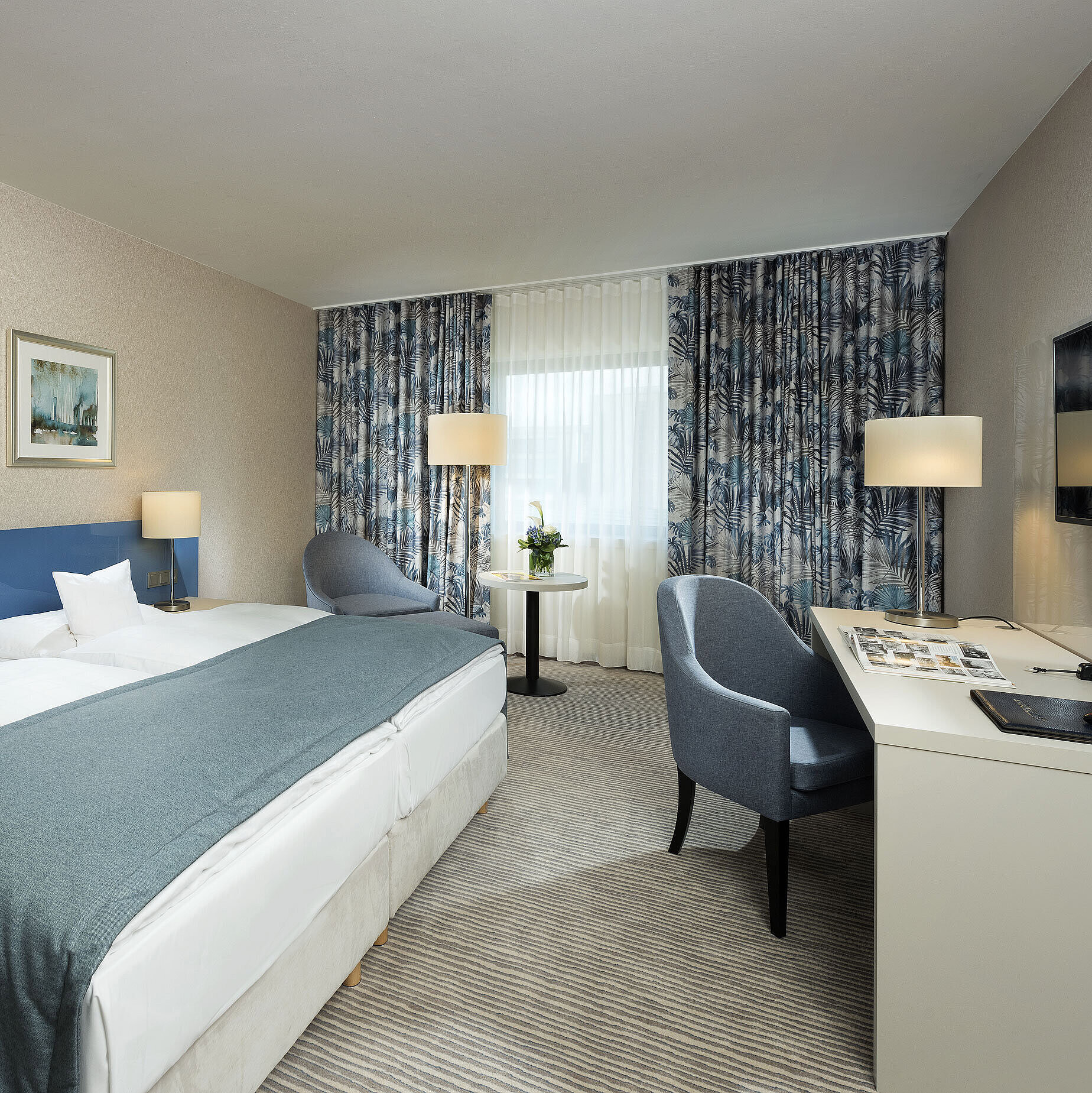 Superior Zimmer im Maritim Hotel Bonn mit stilvollem Design, gemütlichen Betten, modernem Schreibtisch und komfortabler Sitzecke