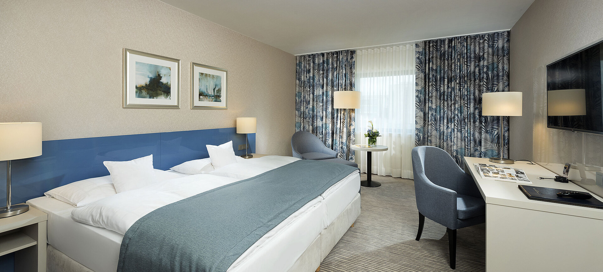 Superior Zimmer im Maritim Hotel Bonn mit stilvollem Design, gemütlichen Betten, modernem Schreibtisch und komfortabler Sitzecke