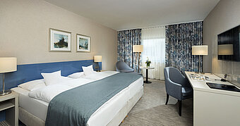 Superior Zimmer im Maritim Hotel Bonn mit stilvollem Design, gemütlichen Betten, modernem Schreibtisch und komfortabler Sitzecke