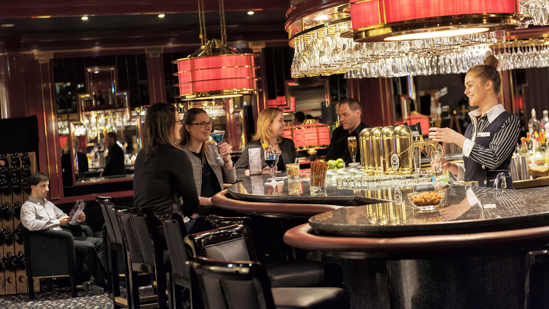 Gäste genießen Cocktails und Gespräche in stilvoller Atmosphäre an der Bar im Maritim Hotel Ulm