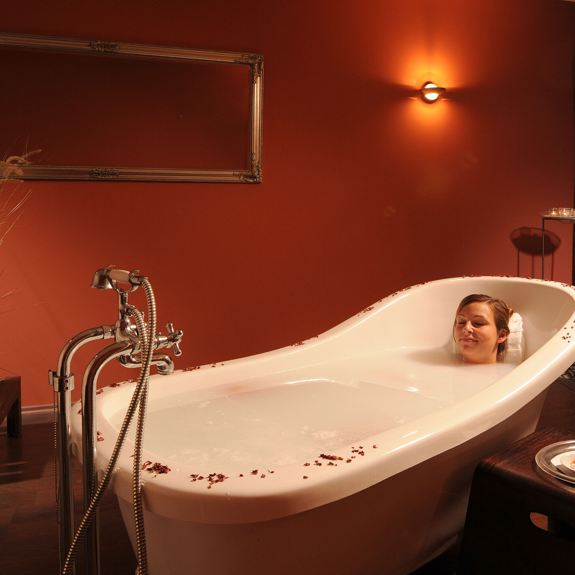 Entspannendes Bad in der Spa-Badewanne des Maritim Hotel Bad Wildungen mit Kerzenlicht und Tee