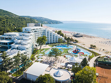 Außenansicht Luftaufnahme des Resorts mit Pools, Strand, modernem Hotelgebäude und Blick auf das Meer und die Küste