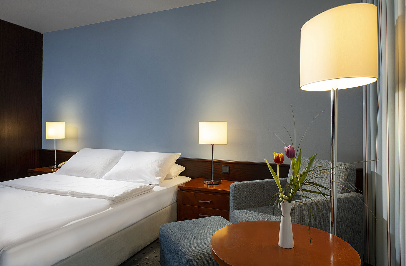 Komfortables Einzelzimmer mit Queensize-Bett, modernen Möbeln und stimmungsvollem Licht im Maritim Hotel Darmstadt.