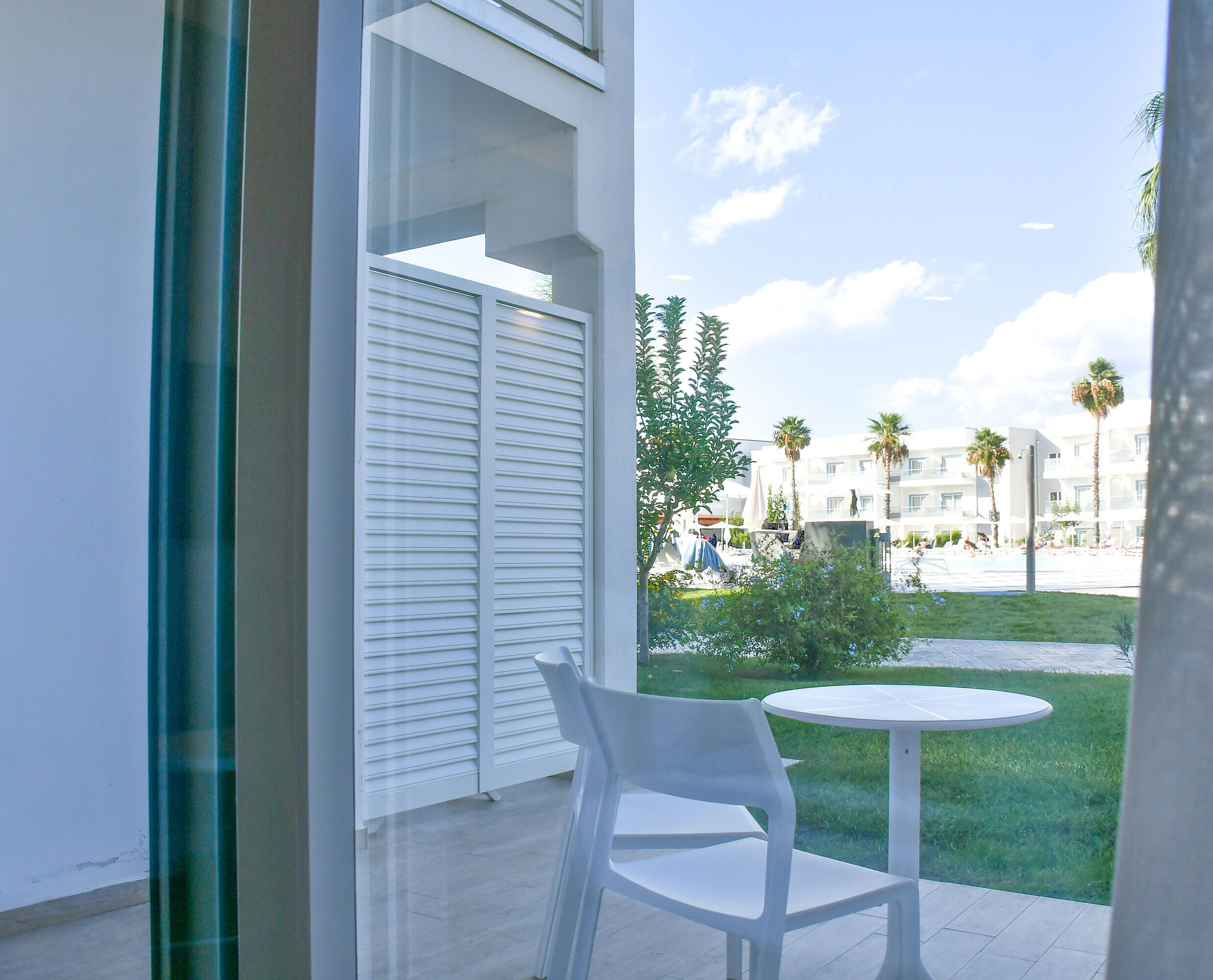 Private Terrasse mit Tisch und Stühlen im Maritim Resort Calabria mit Ausblick auf Garten und Pool