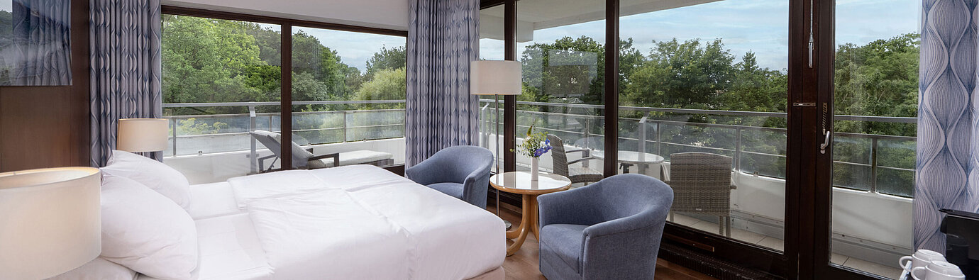 Helles Zimmer im Maritim Seehotel Timmendorfer Strand mit großem Balkon und Blick ins Grüne
