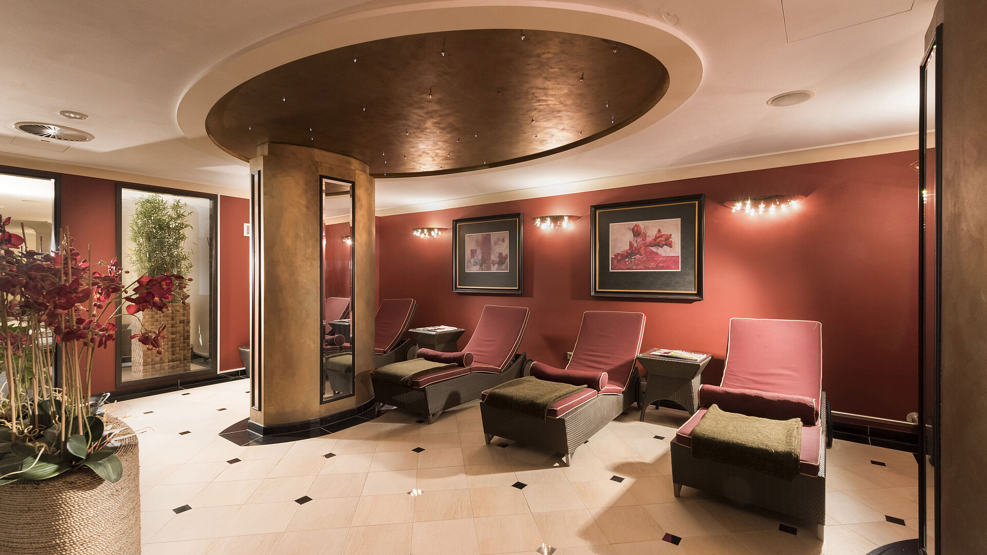 Eleganter Ruheraum im Maritim Timmendorfer Strand Spa mit komfortablen Liegen und entspannter Atmosphäre für Erholung.