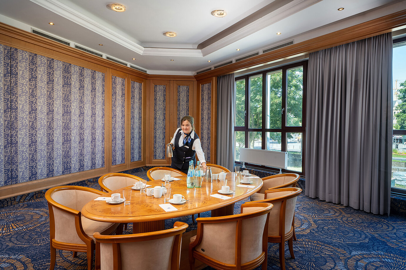 Kleiner Tagungsraum im Maritim Hotel Köln mit Service und gedecktem Konferenztisch