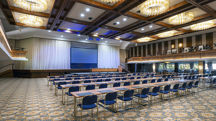 Großer Saal mit Bühne, Leinwand und Reihenbestuhlung im Maritim Hotel Travemünde