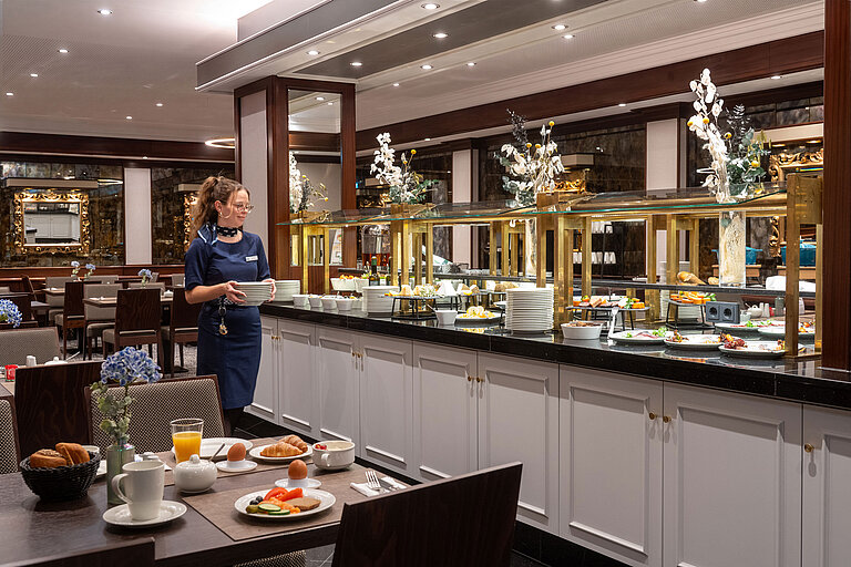 Restaurant mit Frühstücksbuffet und modern gestaltetem Innenbereich