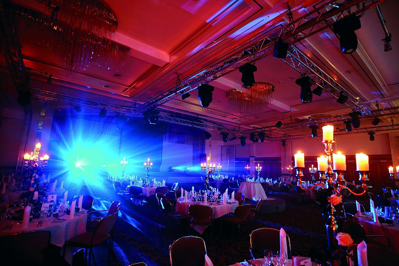 Abendliche Veranstaltung im Maritim Hotel Bad Wildungen mit Lichtshow und festlich gedeckten Tischen