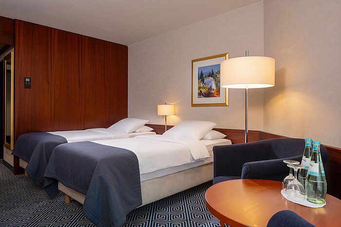 Classic Zweibettzimmer im Maritim Hotel Würzburg mit zwei Einzelbetten, Sitzbereich und modernem Komfort