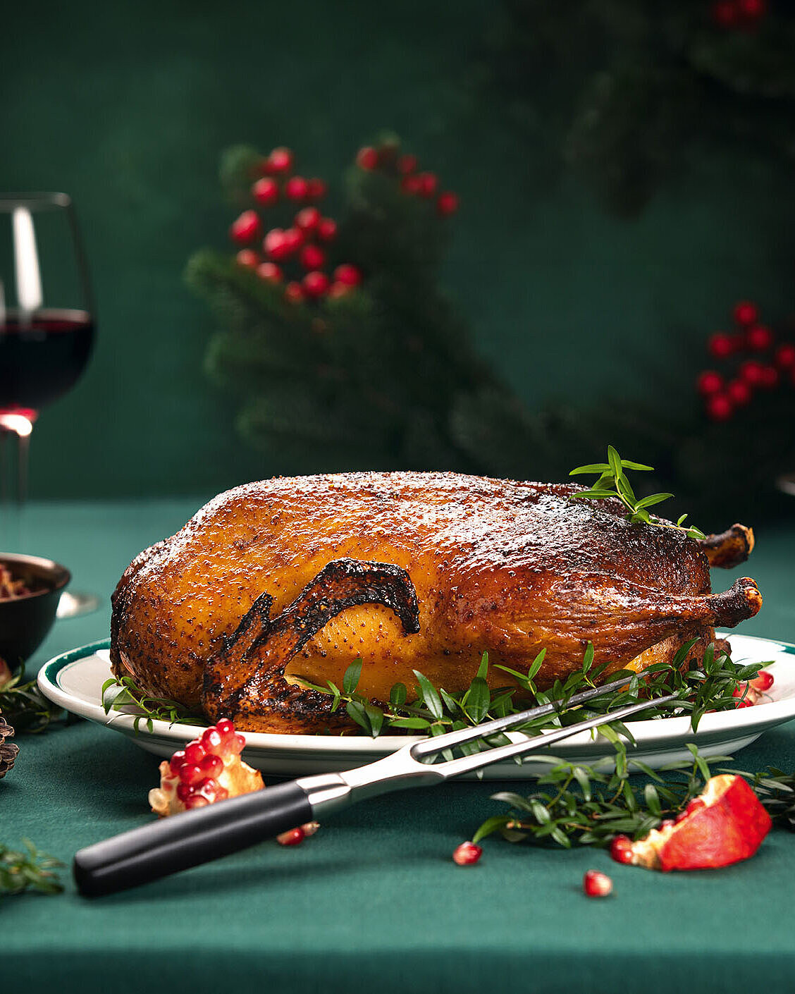 Festlicher Gänsebraten mit Rotwein und weihnachtlicher Tischdekoration