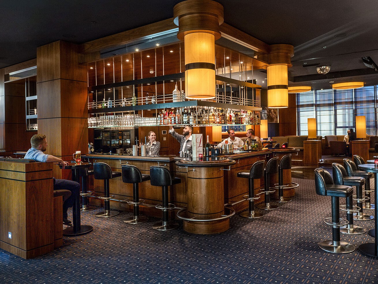 Morley’s Bar Stilvolle Hotelbar im Maritim Hotel Düsseldorf mit moderner Einrichtung, gemütlicher Atmosphäre und Gästen an der Bar.