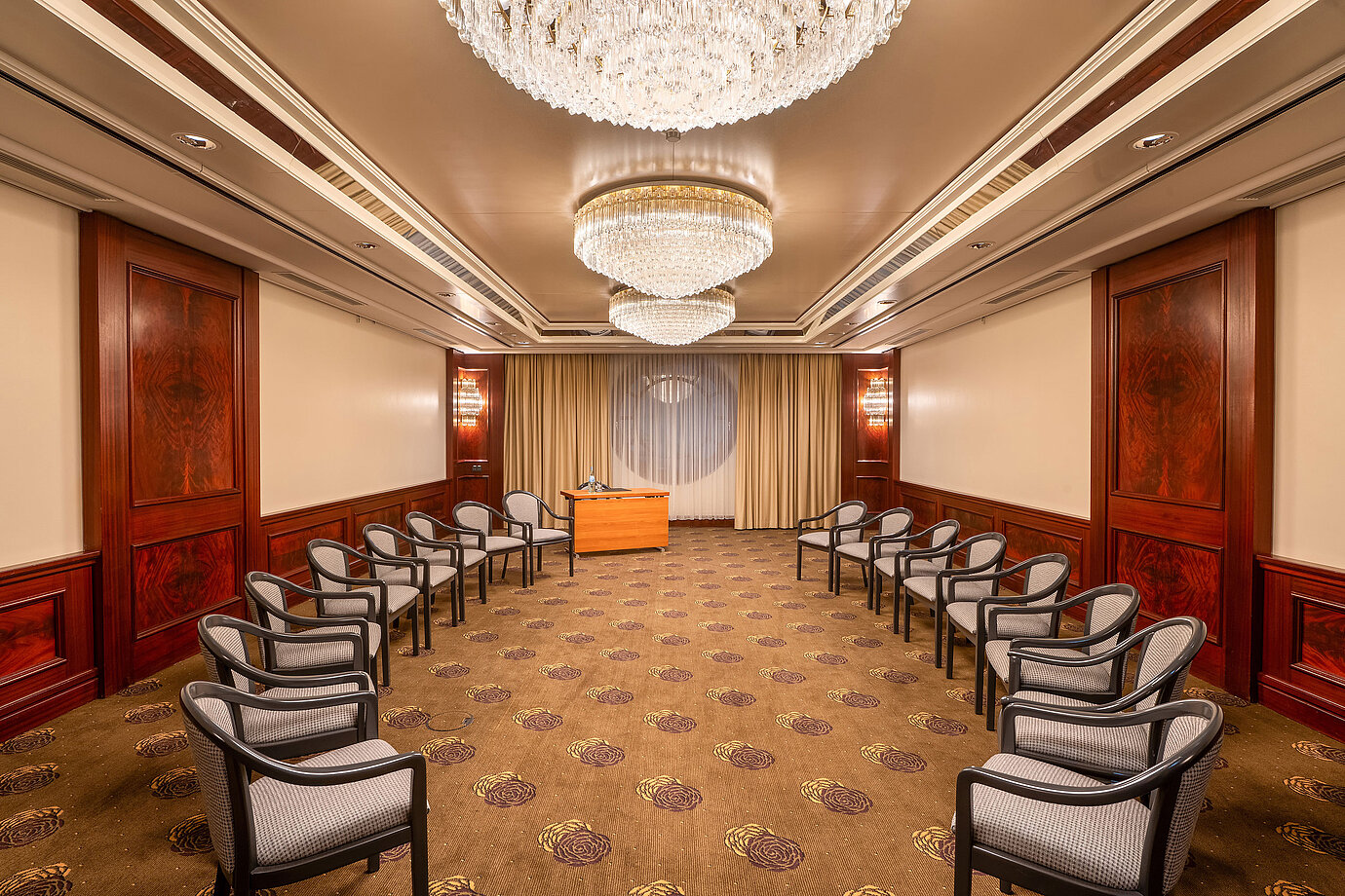 Tagungsraum im Maritim Hotel Köln mit Stuhlkreis und Kronleuchtern