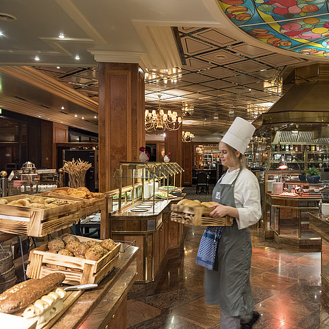 Frühstücksbuffet im Maritim Hotel Bremen mit frischen Brötchen,Brot und Auswahl an Frühstücksspeisen,betreut von einer Köchin
