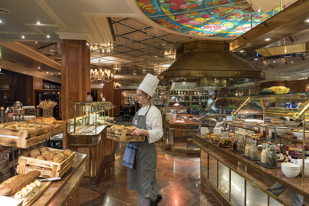 Frühstücksbuffet im Maritim Hotel Bremen mit frischen Brötchen,Brot und Auswahl an Frühstücksspeisen,betreut von einer Köchin