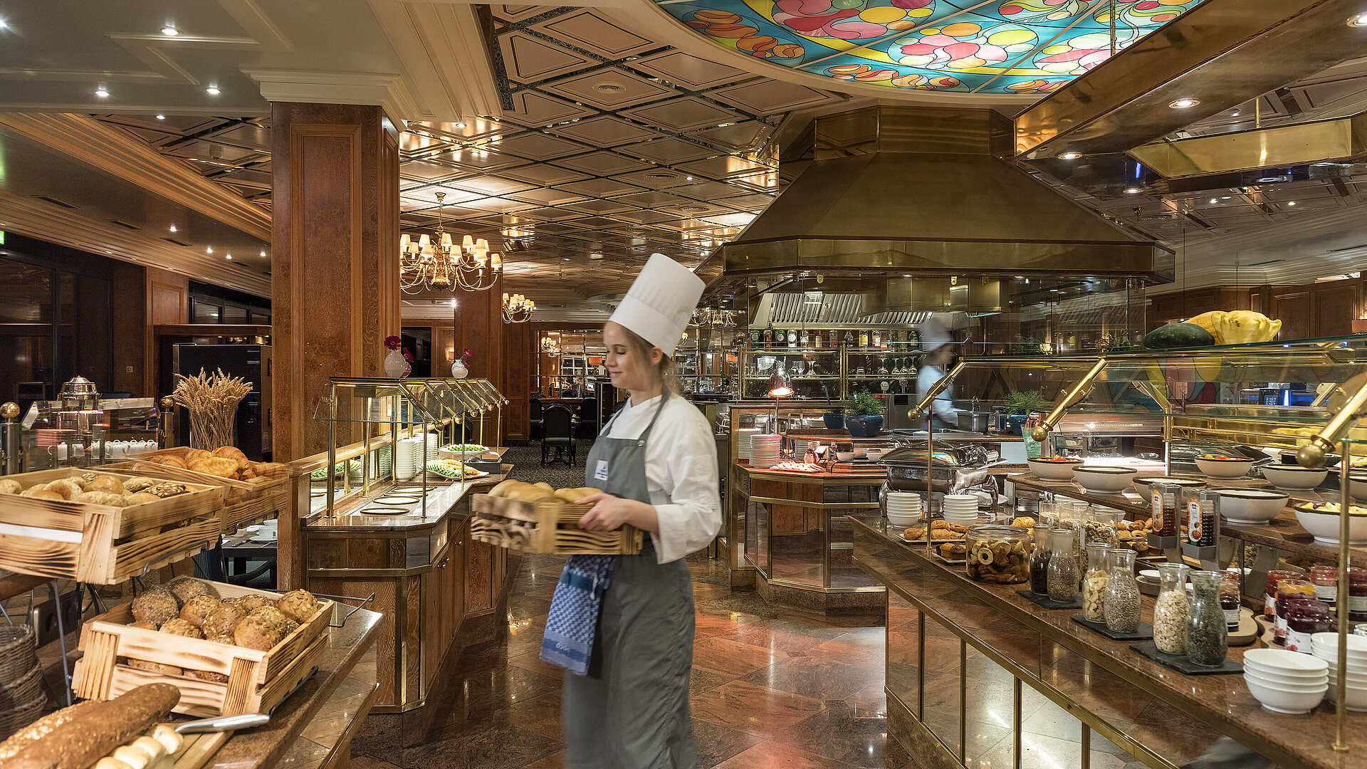 Brasserie Restaurant Frühstücksbuffet im Maritim Hotel Bremen mit frischen Brötchen,Brot und Auswahl an Frühstücksspeisen,betreut von einer Köchin