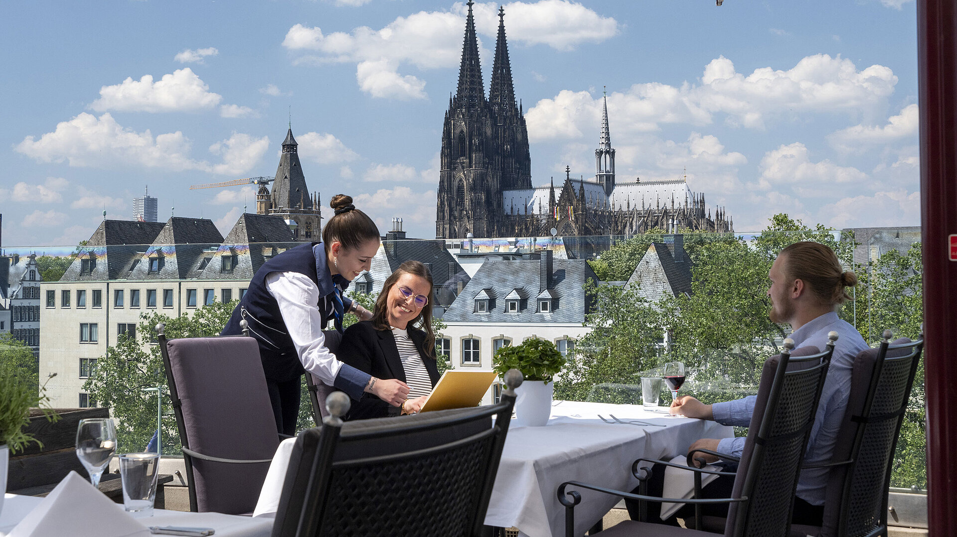Dachterrasse Gäste genießen den Service auf der Dachterrasse des Maritim Hotels Köln mit Blick auf den Kölner Dom und die Altstadt.
