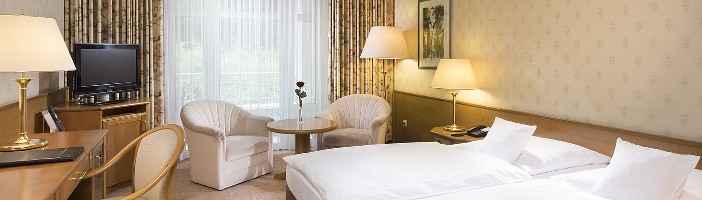 Helles Doppelzimmer mit Sitzecke und Schreibtisch im Maritim Hotel Bad Wildungen