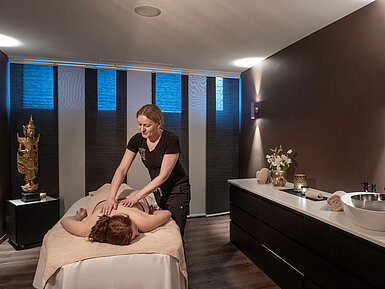 Massage Entspannende Massagebehandlung im Spa-Bereich eines Maritim Hotels.