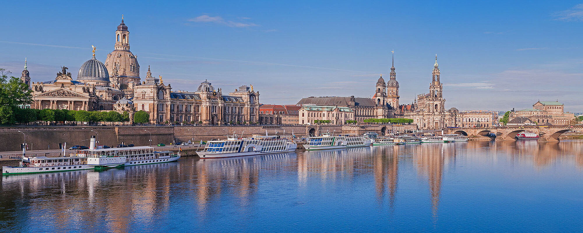 Blick auf die Dresdner Altstadt mit Frauenkirche und Elbe, Schiffe spiegeln sich im Wasser