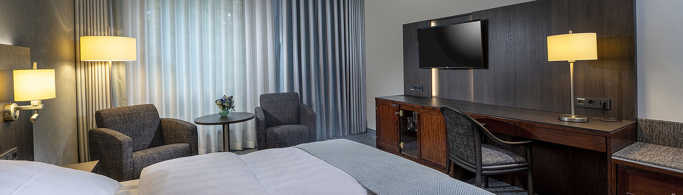 Classic Zimmer Modern eingerichtetes Classic Zimmer mit Schreibtisch, Fernseher, Sitzbereich und komfortablem Bett im Maritim Bremen.