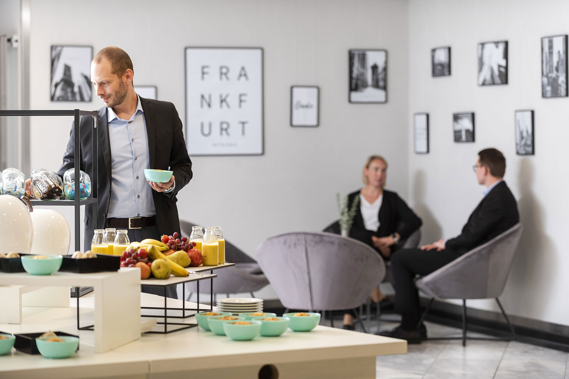 Tagungsfoyer Tagungspause im Maritim Hotel Frankfurt mit gesunden Snacks, frischem Obst und Saft in entspannter Lounge-Atmosphäre.