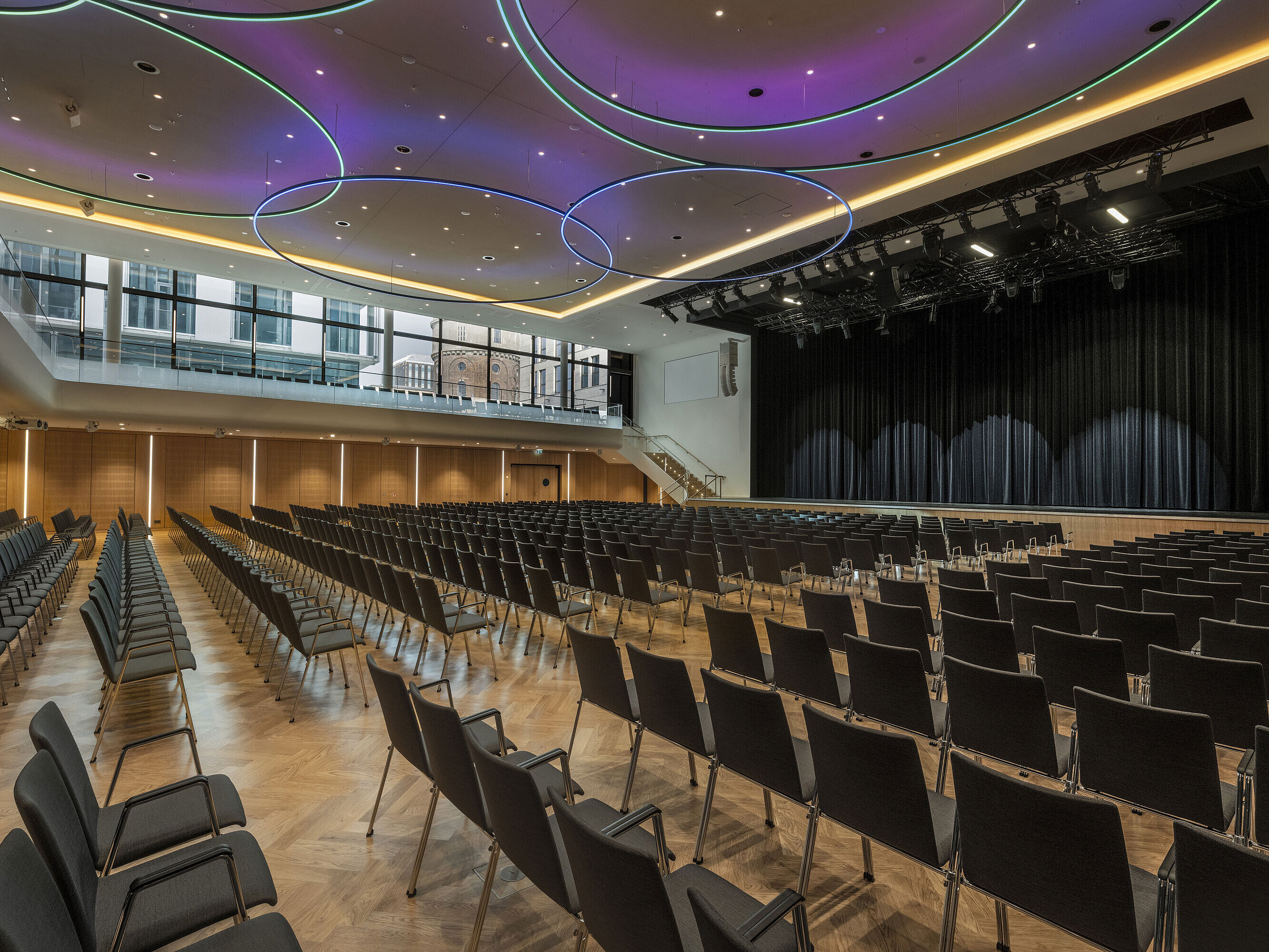 Moderner Veranstaltungssaal im Maritim Hotel Ingolstadt mit stilvoller LED-Beleuchtung und großer Bühne.