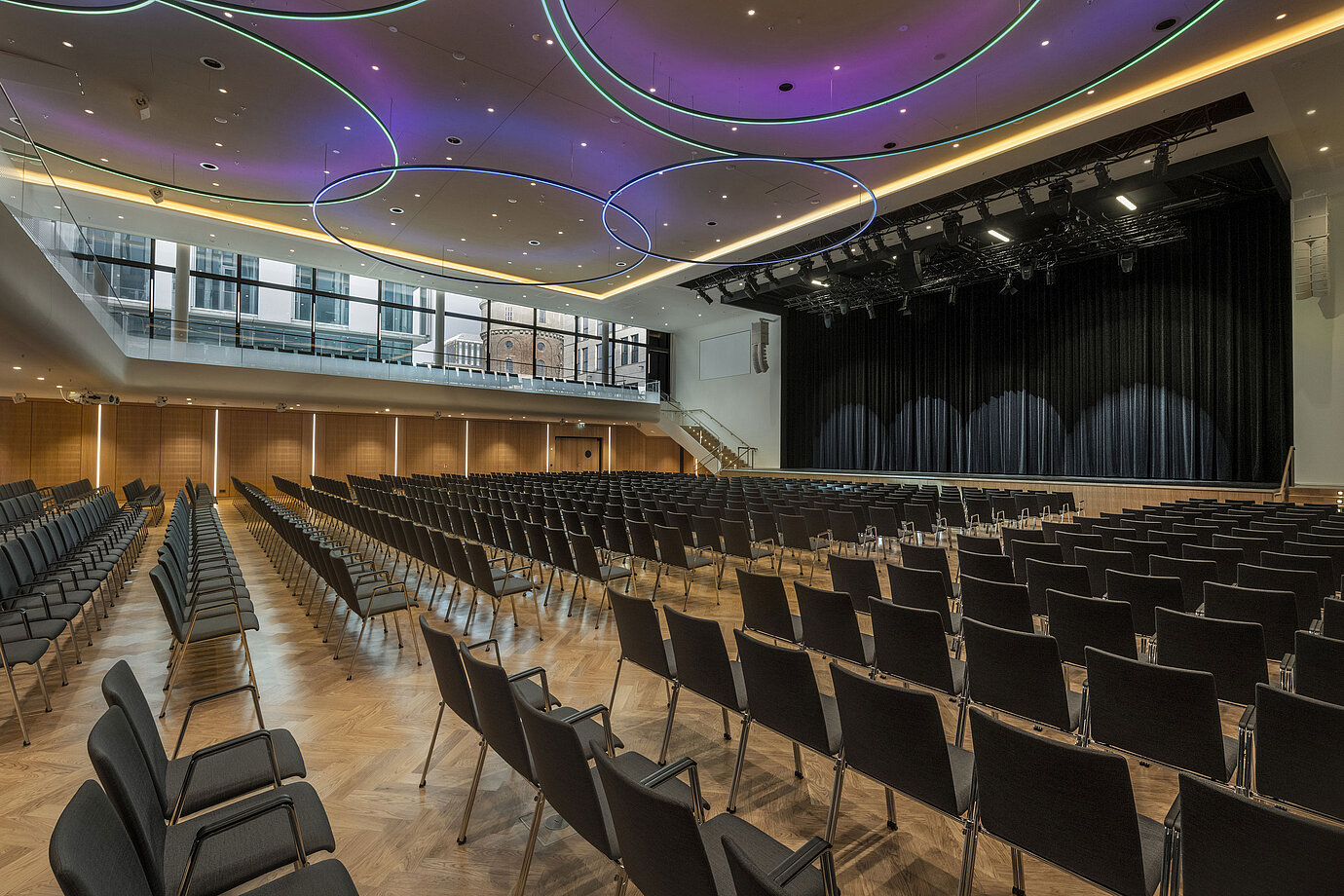 Moderner Veranstaltungssaal im Maritim Hotel Ingolstadt mit stilvoller LED-Beleuchtung und großer Bühne.