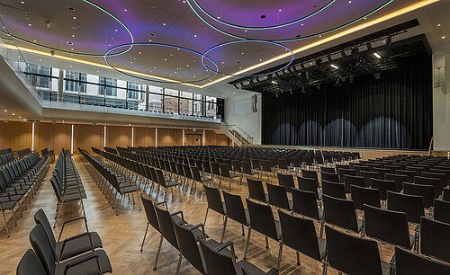 Moderner Veranstaltungssaal im Maritim Hotel Ingolstadt mit stilvoller LED-Beleuchtung und großer Bühne.