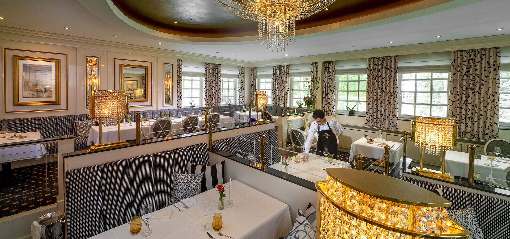 Elegantes Restaurant Orangerie im Maritim Seehotel Timmendorfer Strand mit luxuriöser Einrichtung und gedeckten Tischen.