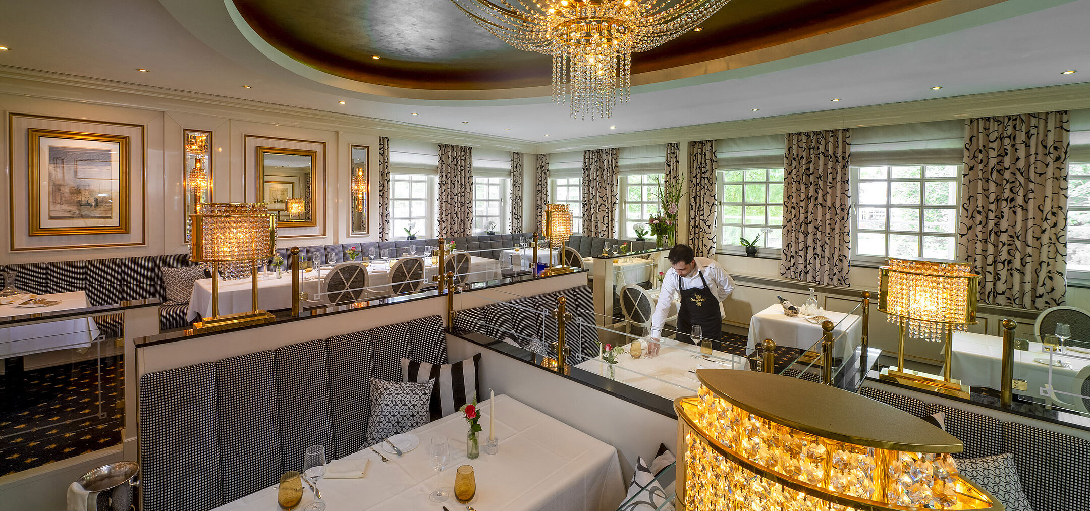 Elegantes Restaurant Orangerie im Maritim Seehotel Timmendorfer Strand mit luxuriöser Einrichtung und gedeckten Tischen.