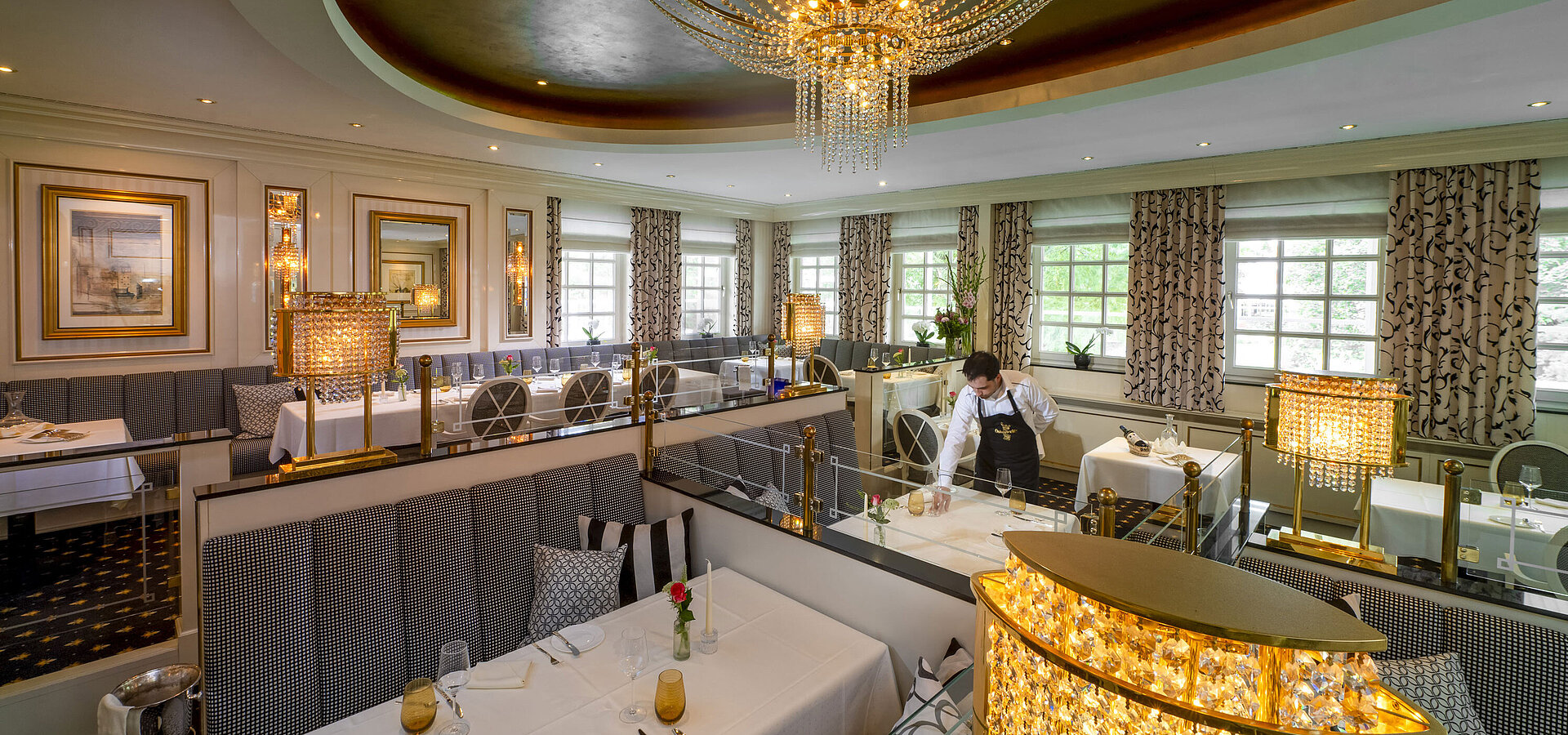 Elegantes Restaurant Orangerie im Maritim Seehotel Timmendorfer Strand mit luxuriöser Einrichtung und gedeckten Tischen.