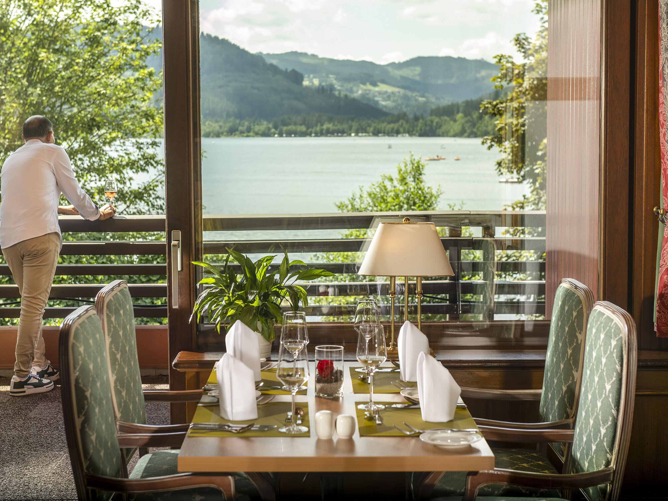 Restaurant im Maritim Hotel Titisee mit Seeblick und gedecktem Tisch