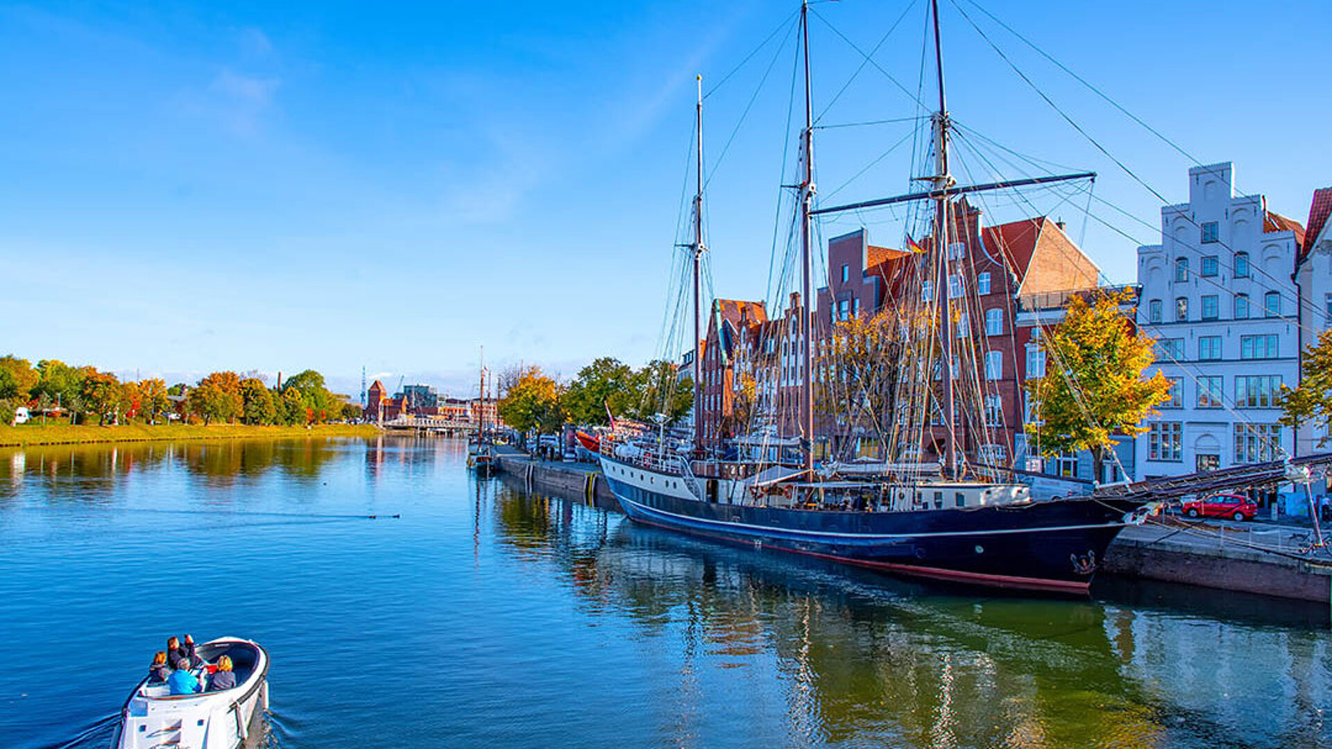 Segelschiff und Boote im Hafen der Altstadt Lübeck