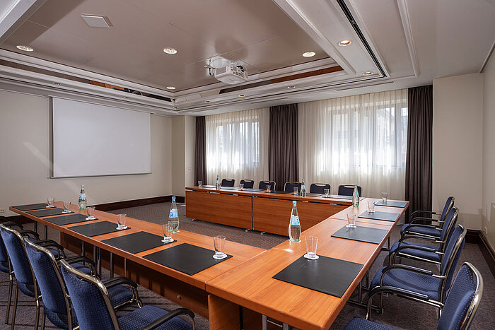Heller Konferenzraum im Maritim Hotel Köln mit U-Form-Bestuhlung und Beamer