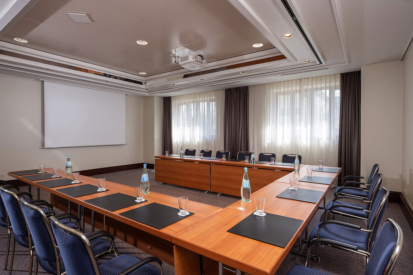 Heller Konferenzraum im Maritim Hotel Köln mit U-Form-Bestuhlung und Beamer