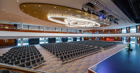 Großer Festsaal mit Bühne, Empore und modernem Lichtdesign im Maritim Hotel Düsseldorf