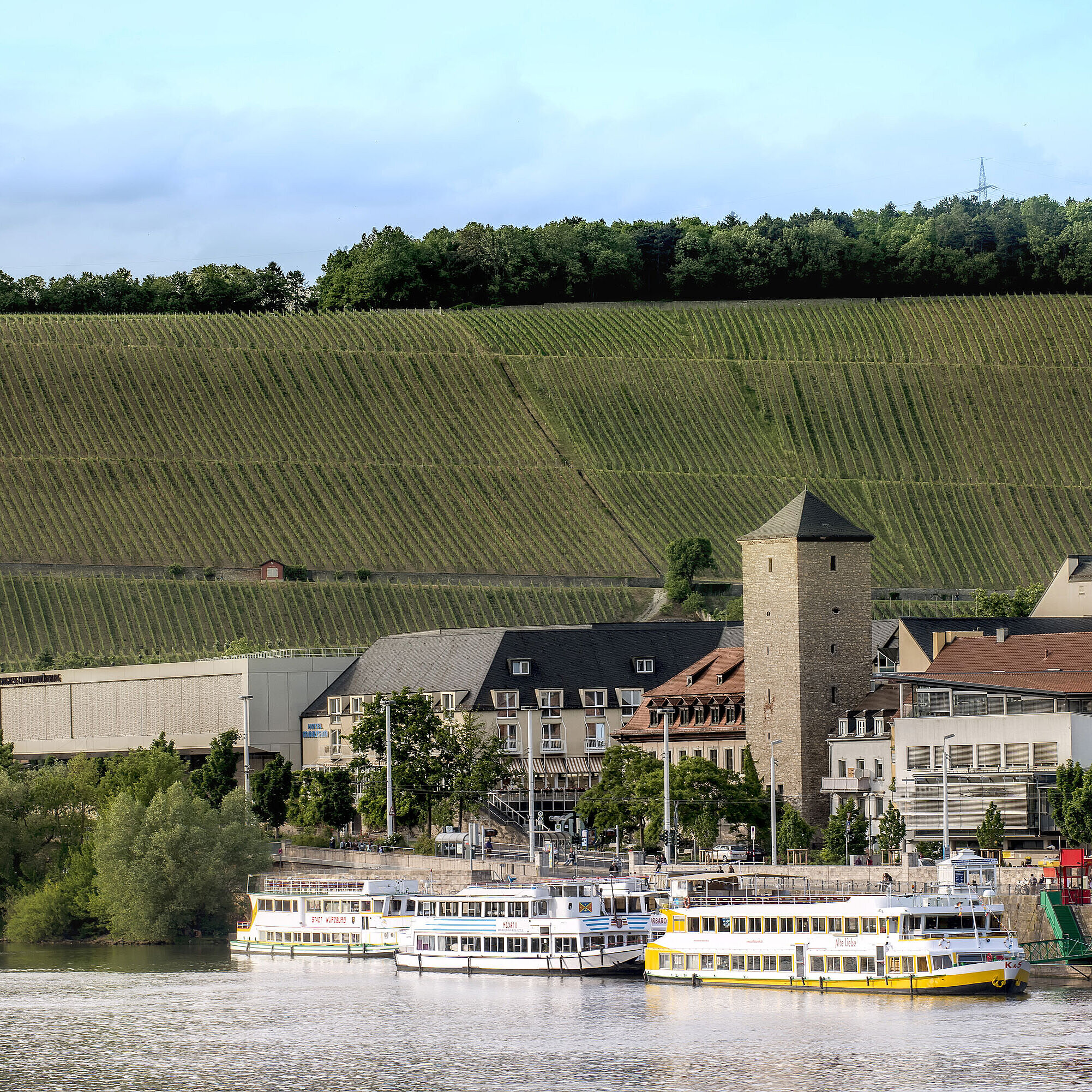 Maritim Hotel Würzburg und Congress Centrum mit Blick auf Weinberge und Anlegestelle am Main