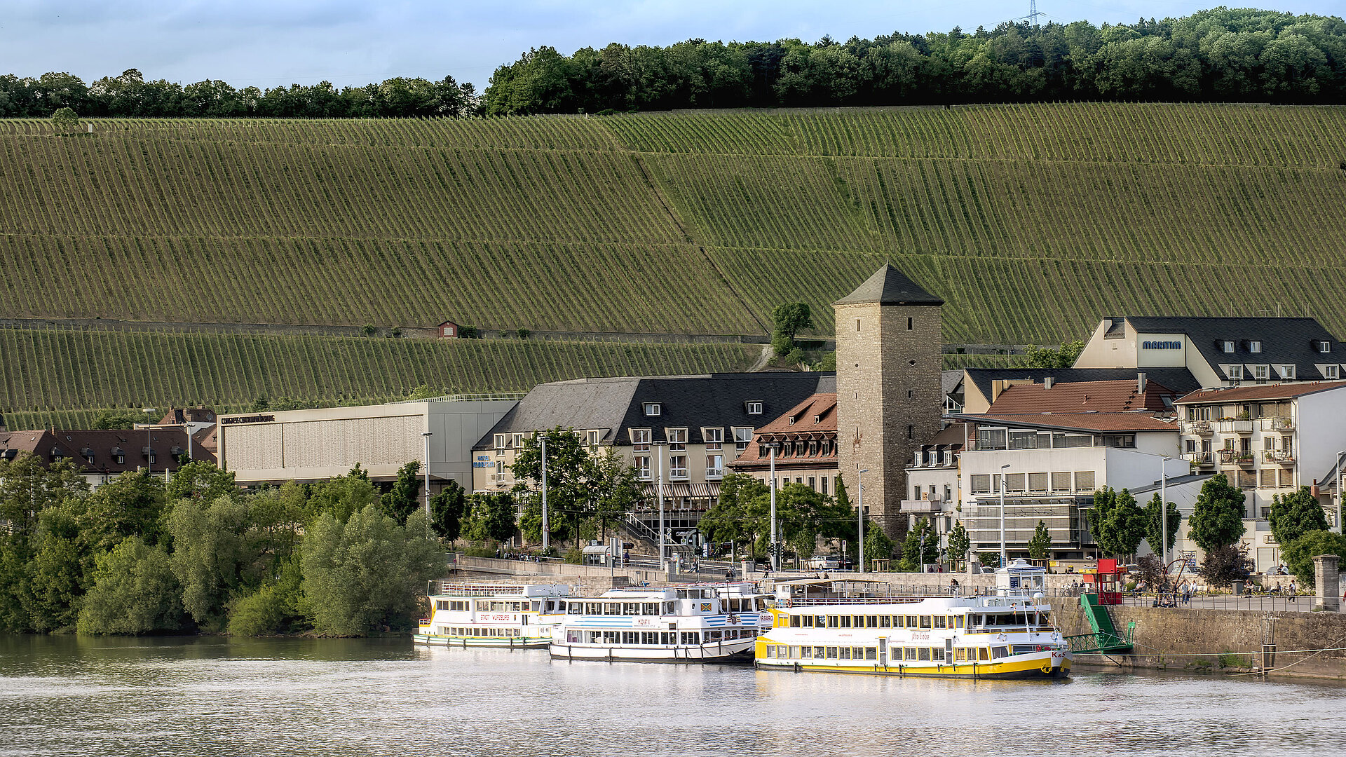 Maritim Hotel Würzburg und Congress Centrum mit Blick auf Weinberge und Anlegestelle am Main