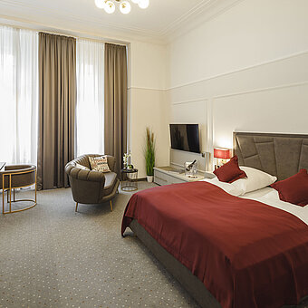 Großzügiges Doppelzimmer mit Sitzecke, Fernseher und Tageslicht im Hansa Hotel Wiesbaden