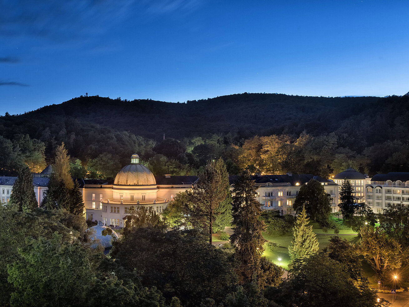 Maritim Hotel Bad Wildungen bei Nacht, stimmungsvoll beleuchtet, eingebettet in die Natur