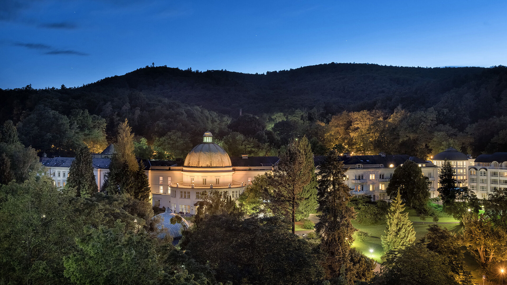 Außenansicht bei Nacht Maritim Hotel Bad Wildungen bei Nacht, stimmungsvoll beleuchtet, eingebettet in die Natur