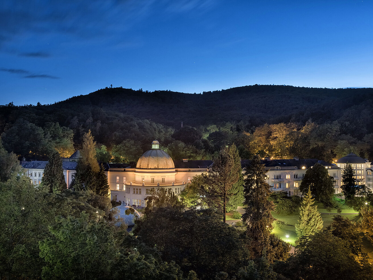 Maritim Hotel Bad Wildungen bei Nacht, stimmungsvoll beleuchtet, eingebettet in die Natur