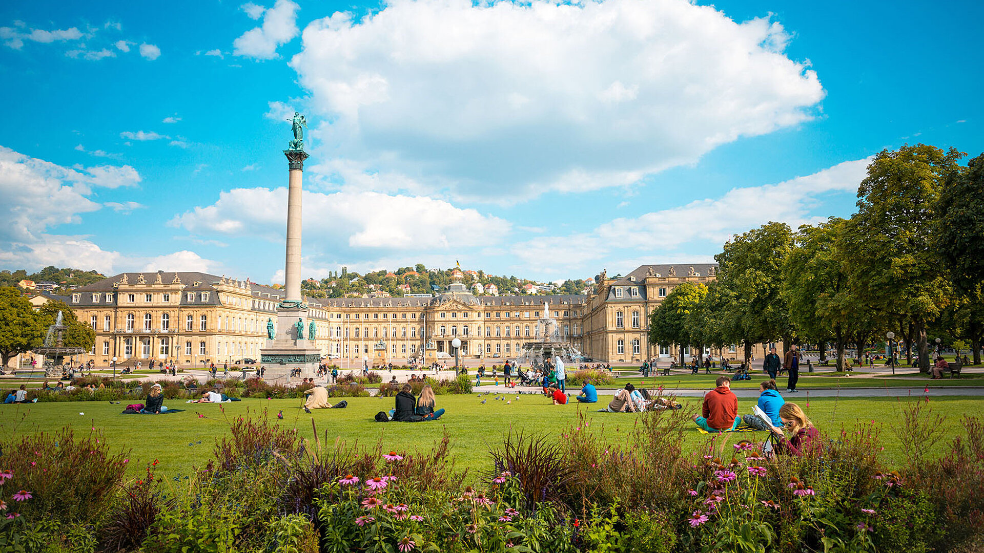 Schlossplatz Stuttgart mit Neuem Schloss, Jubiläumssäule, Blumenbeeten und grüner Parkanlage