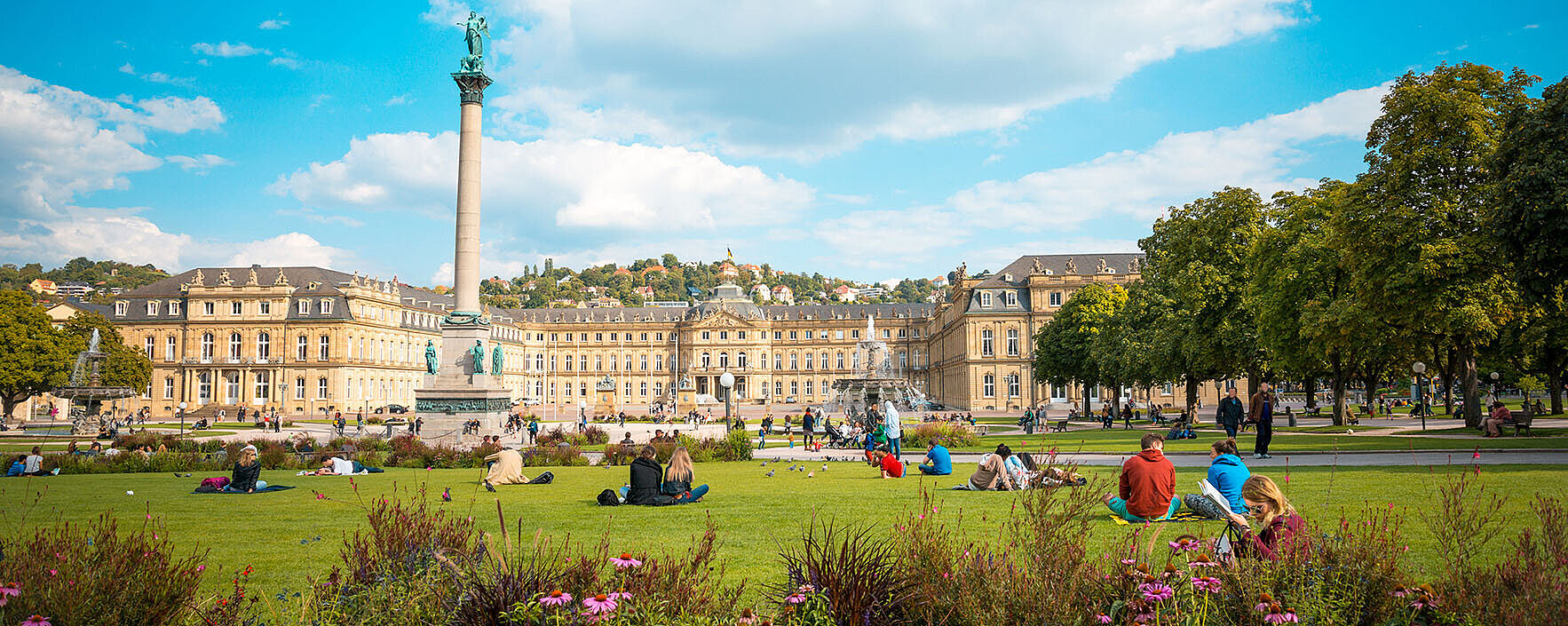 © ilolab - AdobeStock.com Schlossplatz Stuttgart mit Neuem Schloss, Jubiläumssäule, Blumenbeeten und grüner Parkanlage