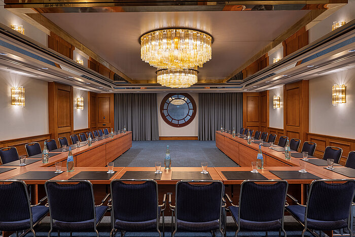 Eleganter Konferenzraum im Maritim Hotel Köln mit Kronleuchtern und U-Form-Bestuhlung