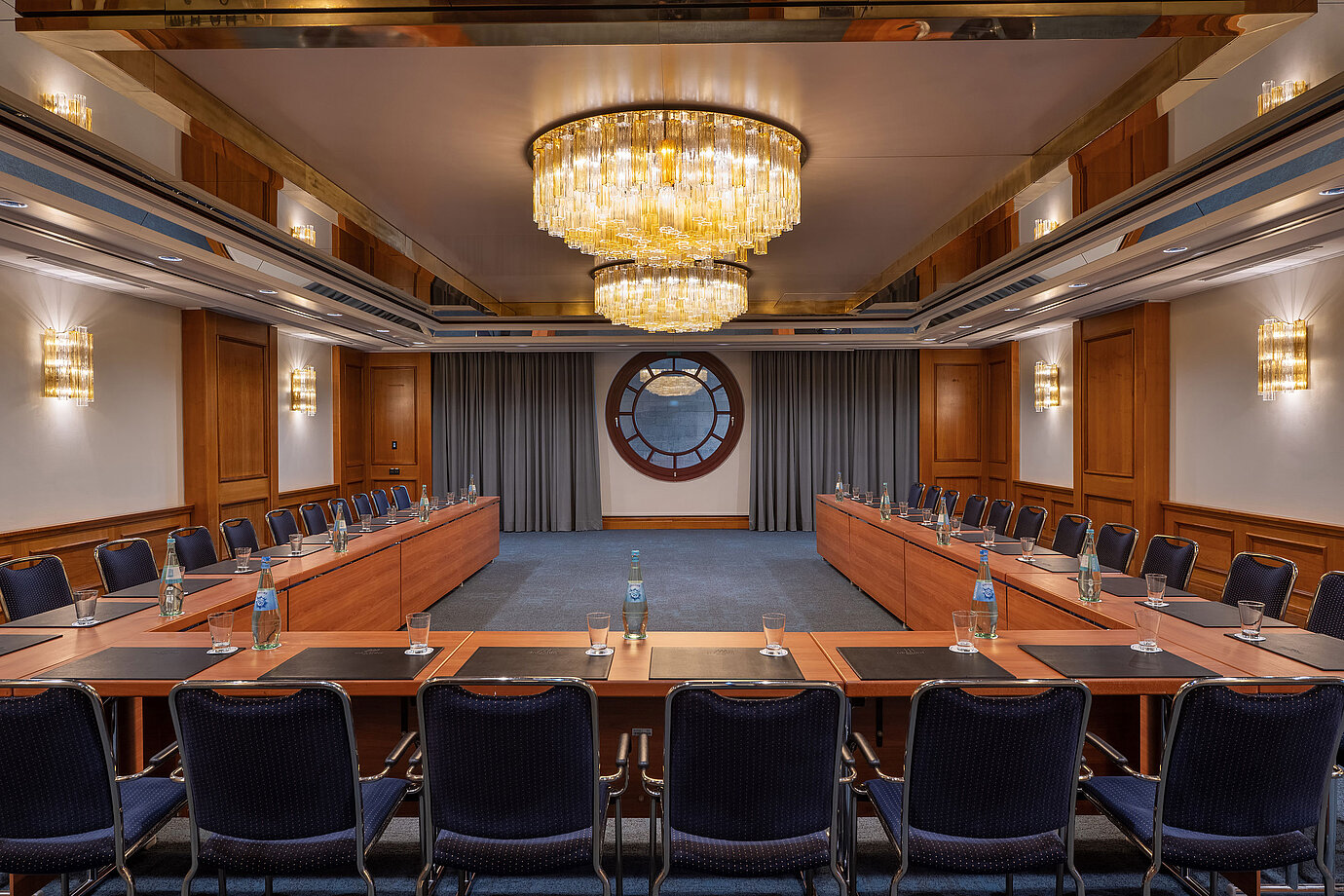 Eleganter Konferenzraum im Maritim Hotel Köln mit Kronleuchtern und U-Form-Bestuhlung
