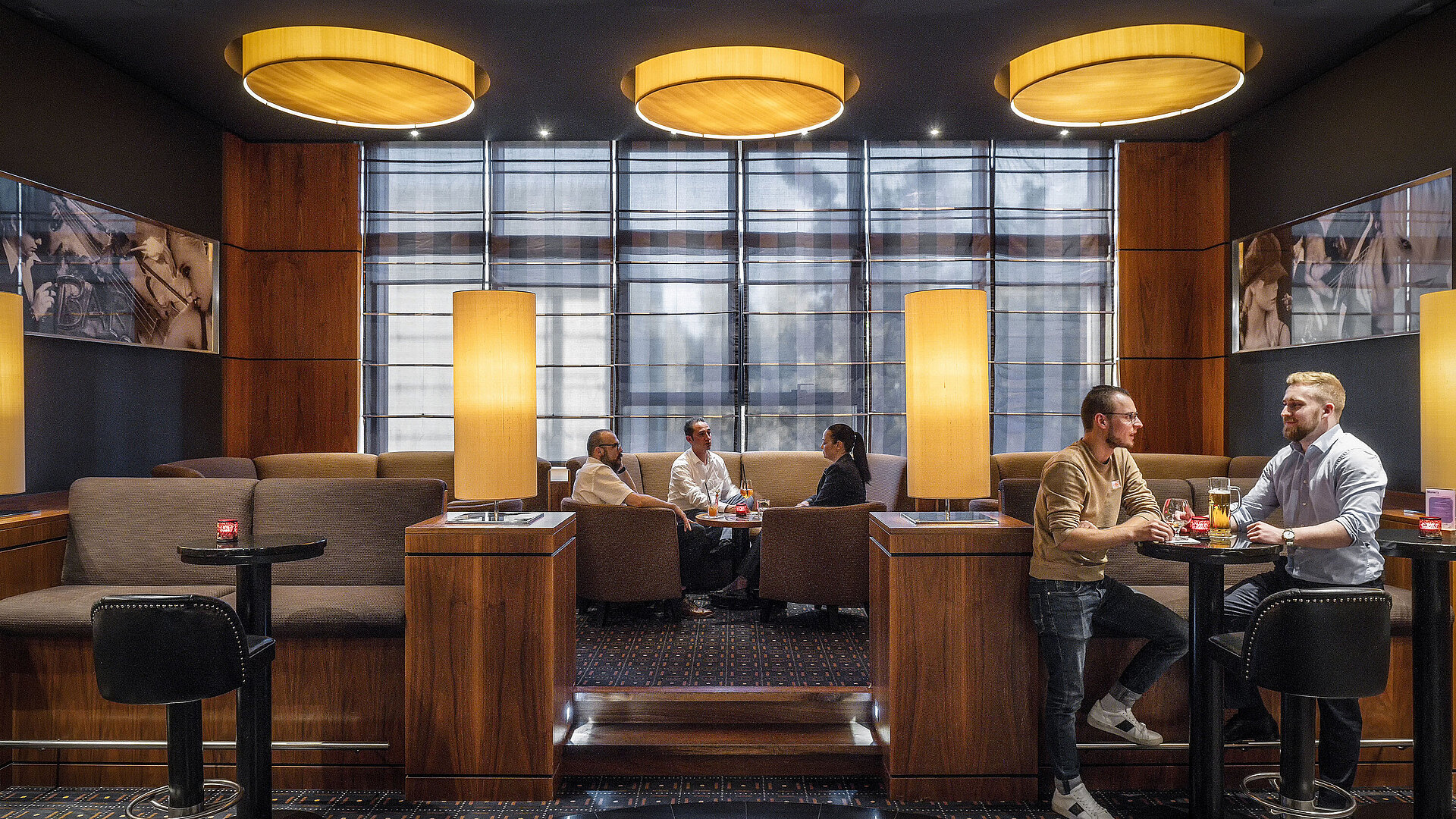 Morley’s Bar Gemütliche Sitzbereiche in der Hotelbar des Maritim Hotel Düsseldorf mit moderner Beleuchtung und Gästen im Gespräch.