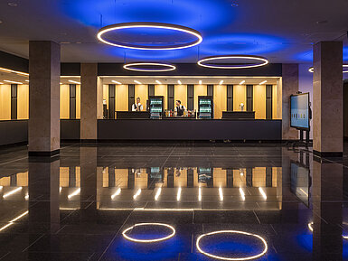 Konferenzbereich Ingolstadt Stilvolle Hotelbar im Maritim Hotel Ingolstadt mit modernen Lichtinstallationen und freundlichem Service.